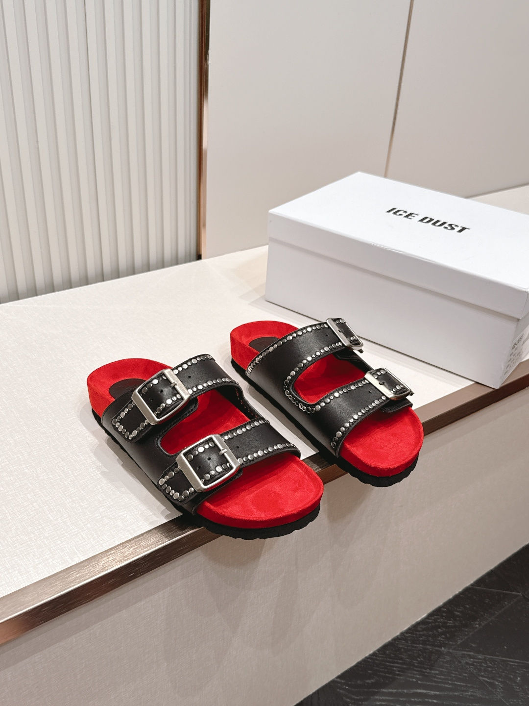 NO:868109,ice dust 26 spring and summer super good-looking Birkenstock slippers. The red and black color scheme is very comfortable and very fashionable. The red and black contrasting colors are super eye-catching. They are retro and playful. They easily make you look fashionable. The arch support is super stable. You will not be tired after walking all day. The upper is lambskin and the inner is sheepskin. Non-slip Birkenstock bottom. 35-40. Slippers, slippers, sheepskin19860909ice dust 26春夏超级好看的勃肯拖鞋,脚感巨舒服红黑配色贼洋气,红黑撞色超吸睛,复古又俏皮,轻松凹出时髦感,足弓支撑超稳,暴走一天都不累,鞋面小羊皮内里羊皮,防滑勃肯底,35-40,拖鞋,slippers,sheepskin,Women's Shoes