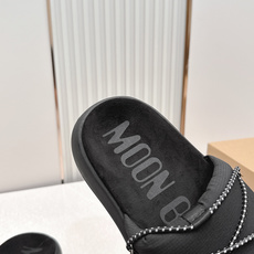 MOON BOOT春夏最新款厚底凉拖超多明星网红种草 延续了MOON BOOT经典的超厚平台底 不仅自带 MOON BOOT春夏最新款厚底凉拖超多明星网红种草 延续了MOON BOOT经典的超厚平台底 不仅自带