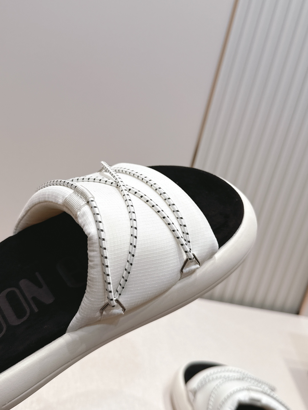 MOON BOOT春夏最新款厚底凉拖超多明星网红种草 延续了MOON BOOT经典的超厚平台底 不仅自带 MOON BOOT春夏最新款厚底凉拖超多明星网红种草 延续了MOON BOOT经典的超厚平台底 不仅自带