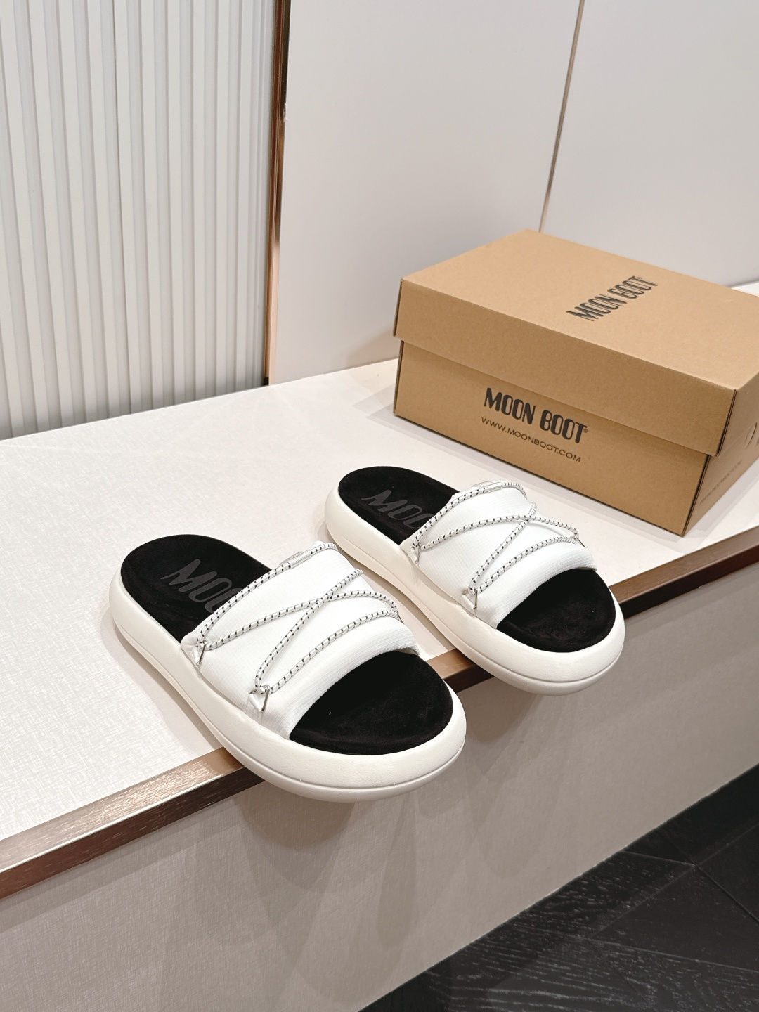 NO:868117,MOON BOOT's latest thick-soled sandals for spring and summer are planted by many celebrity Internet celebrities. It continues MOON BOOT's classic ultra-thick platform sole. It not only has its own height-increasing effect, but also gives your feet a soft 'stepping on clouds' feeling. Walking is stable and not tiring. The upper is decorated with cross straps +/webbing, which not only retains a casual feel but also has a little cool details. The brand logo is printed on the inside of the shoes.  Highly recognizable. It goes well with sweatpants, jeans, shorts, and dresses. It can be worn with casual street style or sweet and cool style. The original molded outsole is 35-40 (customized in 40, non-returnable), slippers, slippers, skirts, shorts, jeans19860909MOON BOOT春夏最新款厚底凉拖 超多明星网红种草 延续了MOON BOOT经典的超厚平台底 不仅自带增高效果 还能给双脚带来软乎乎的“踩云感” 走路稳又不累 鞋面采用交叉绑带+/织带的装饰设计 既保留了休闲感 又带点小酷的细节 鞋内印有品牌logo 辨识度很高搭配运动裤、牛仔裤、短裤、连衣裙都很合适,既能走休闲街头风 也能搭配甜酷风穿搭 原版开模大底码数35-40（40定制不退换）,拖鞋,slippers,skirts,shorts,jeans,Women's Shoes