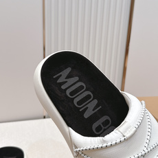 MOON BOOT春夏最新款厚底凉拖超多明星网红种草 延续了MOON BOOT经典的超厚平台底 不仅自带 MOON BOOT春夏最新款厚底凉拖超多明星网红种草 延续了MOON BOOT经典的超厚平台底 不仅自带