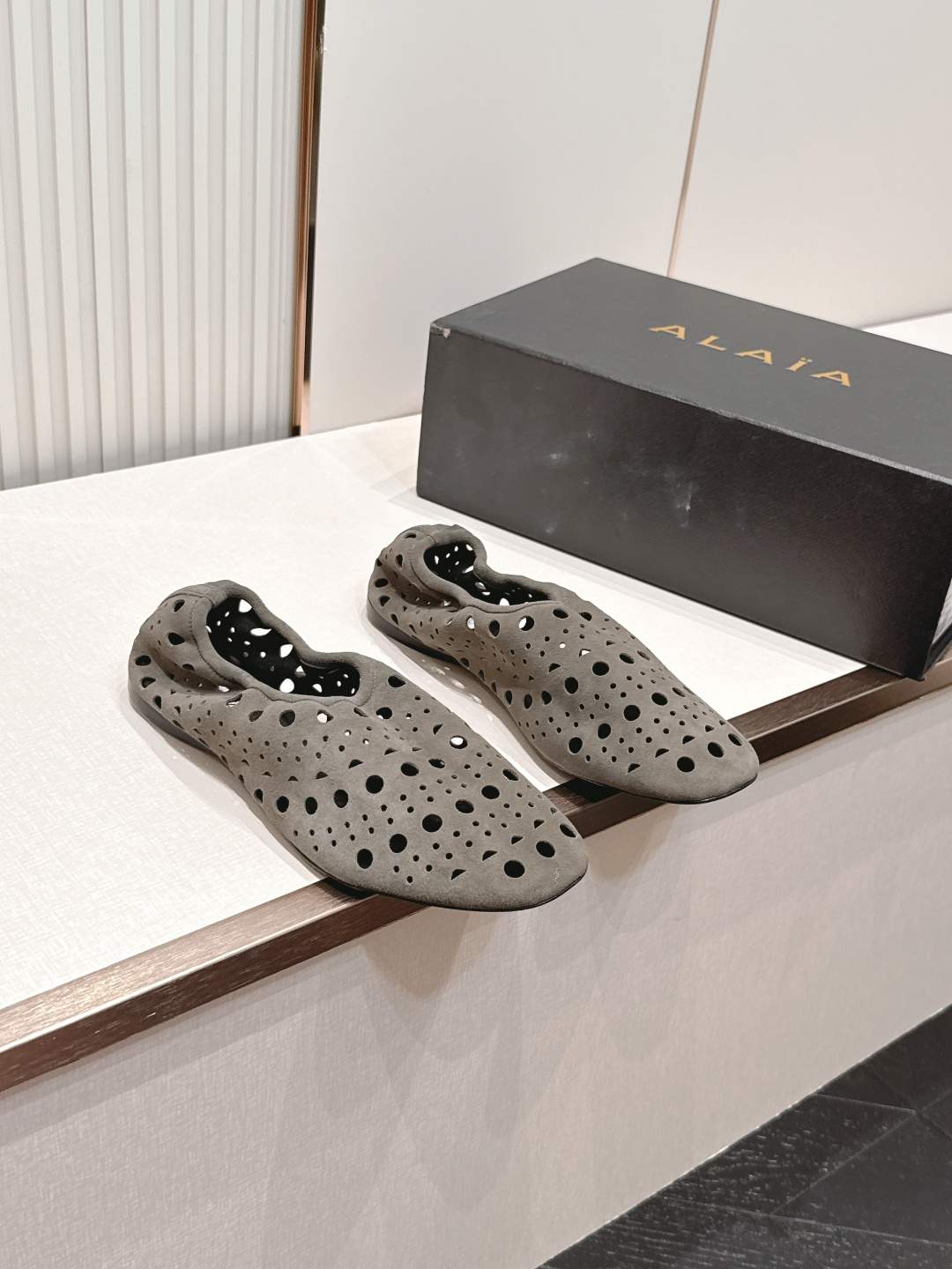 NO:868076,Top version of the niche ALAIA 2026 vs spring and summer round-toe shoes series... round-toe punched flat-soled high-sole ballet shoes ALAIA comfort zone leather through-hole breathability With different styles, different styles can be easily controlled, whether jeans, suit pants, or pleated skirts, it can upgrade your outfit to fashion, elegance and excellence. Fabric: Original custom cowhide/punching process Inner: Original custom sheepskin Foot pads: Original custom sheepskin Outsole:  Original genuine leather outsole Size: 35-39 (40.41.42. Customization is non-refundable) Packaging: Original full set of packaging, single shoes, alaia, skirts, jeans, business suit, cowhide, sheepskin, Leather soles19860909顶版 小众ALAIA 2026vs春夏圆头单鞋系列……圆头冲孔平底高单鞋芭蕾舞鞋 阿莱娅舒适圈 皮面通孔透气 配上不同款式,不同风格都能轻松驾驭,无论牛仔裤,西装裤,还是百褶裙,都能将你的穿搭提升到时尚,优雅和卓越之中 面料: 原版定制牛皮/冲孔工艺 内里: 原版定制羊皮 垫脚: 原版定制羊皮 大底: 原版真皮大底 码数: 35-39（40.41.42.定制不退换） 包装: 原版全套包装,单鞋,alaia,skirts,jeans,business suit,cowhide,sheepskin,Leather soles,Women's Shoes
