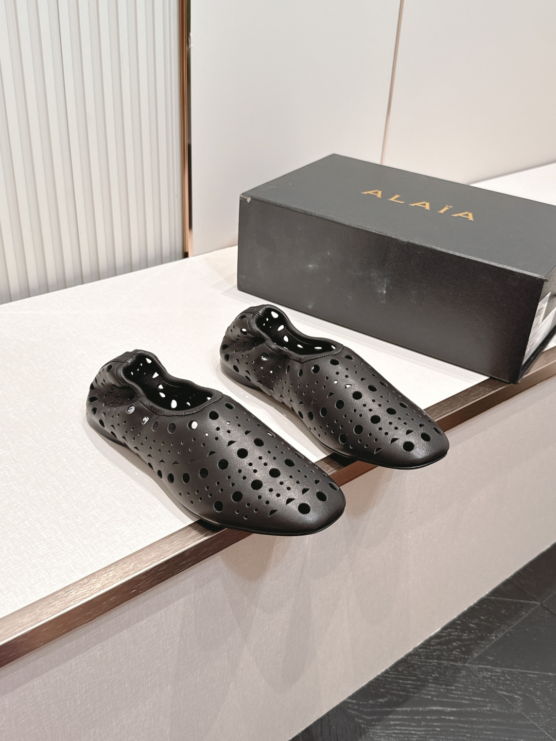 NO:868095,Top version of the niche ALAIA 2026 vs spring and summer round-toe shoes series... round-toe punched flat-soled high-sole ballet shoes ALAIA comfort zone leather through-hole breathability With different styles, different styles can be easily controlled, whether jeans, suit pants, or pleated skirts, it can upgrade your outfit to fashion, elegance and excellence. Fabric: Original custom cowhide/punching process Inner: Original custom sheepskin Foot pads: Original custom sheepskin Outsole:  Original genuine leather outsole Size: 35-39 (40.41.42. Customization is non-refundable) Packaging: Original full set of packaging, single shoes, alaia, skirts, jeans, business suit, cowhide, sheepskin, Leather soles19860909顶版 小众ALAIA 2026vs春夏圆头单鞋系列……圆头冲孔平底高单鞋芭蕾舞鞋 阿莱娅舒适圈 皮面通孔透气 配上不同款式,不同风格都能轻松驾驭,无论牛仔裤,西装裤,还是百褶裙,都能将你的穿搭提升到时尚,优雅和卓越之中 面料: 原版定制牛皮/冲孔工艺 内里: 原版定制羊皮 垫脚: 原版定制羊皮 大底: 原版真皮大底 码数: 35-39（40.41.42.定制不退换） 包装: 原版全套包装,单鞋,alaia,skirts,jeans,business suit,cowhide,sheepskin,Leather soles,Women's Shoes