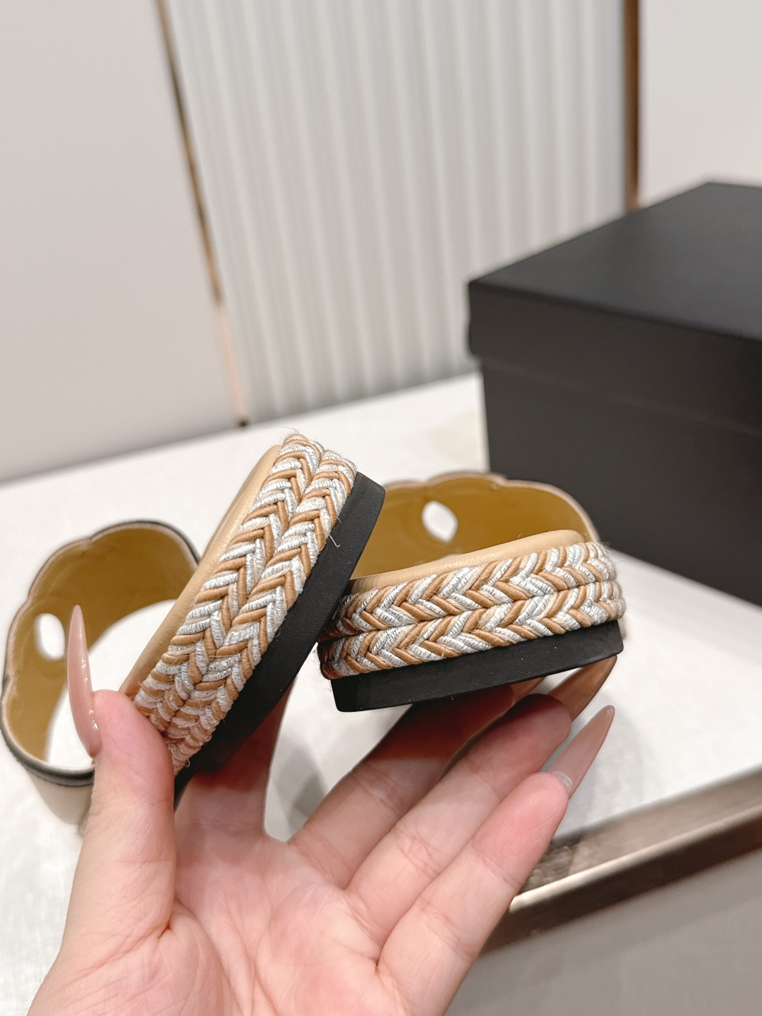 CHANEL香奈儿26s新款编织麻绳底凉拖鞋简约又难以抗拒系 搭配展现与众不同的穿搭风格、自由混搭闪耀到