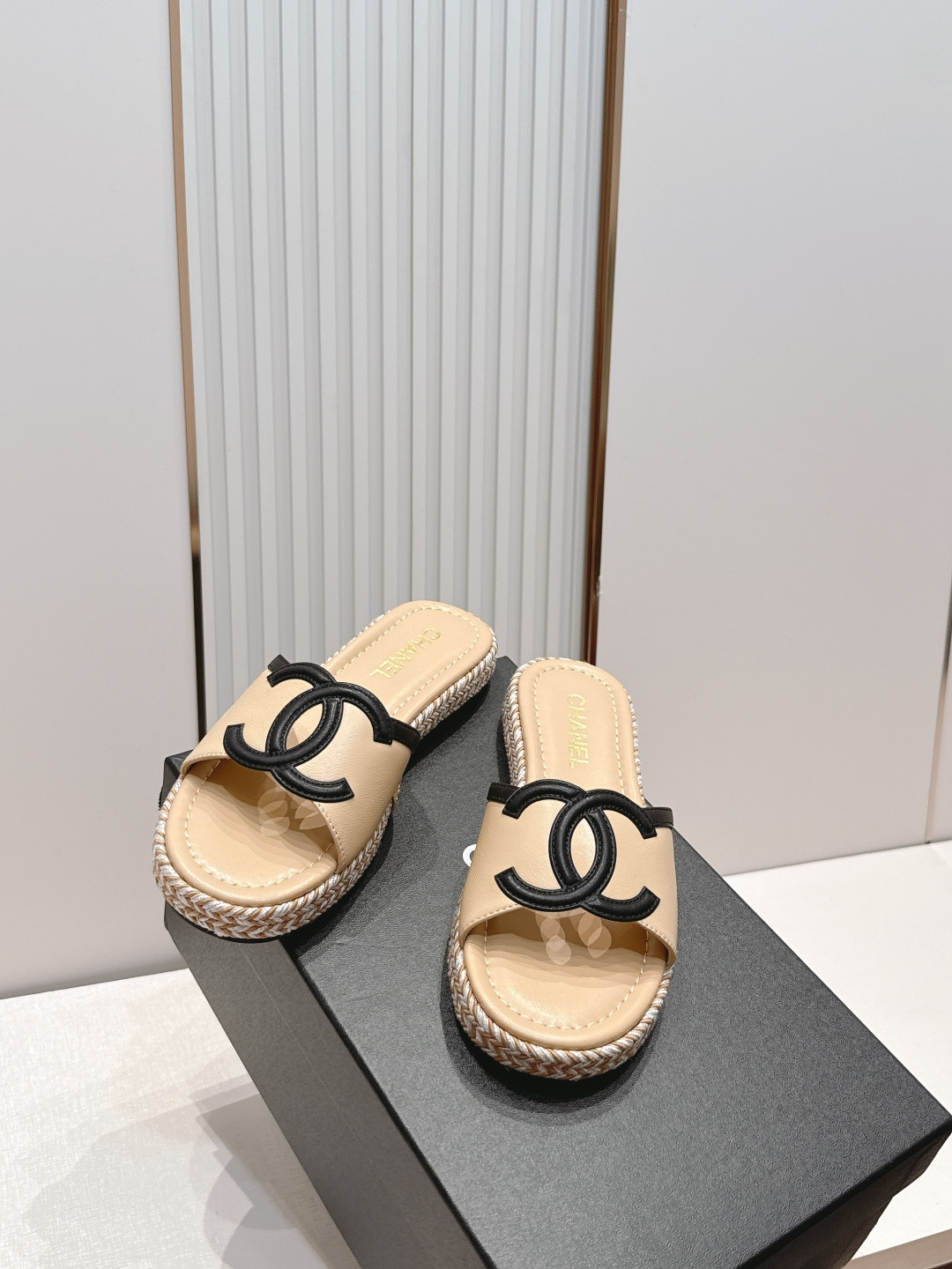 CHANEL香奈儿26s新款编织麻绳底凉拖鞋简约又难以抗拒系 搭配展现与众不同的穿搭风格、自由混搭闪耀到