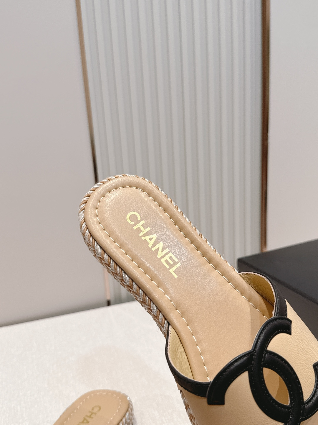 CHANEL香奈儿26s新款编织麻绳底凉拖鞋简约又难以抗拒系 搭配展现与众不同的穿搭风格、自由混搭闪耀到