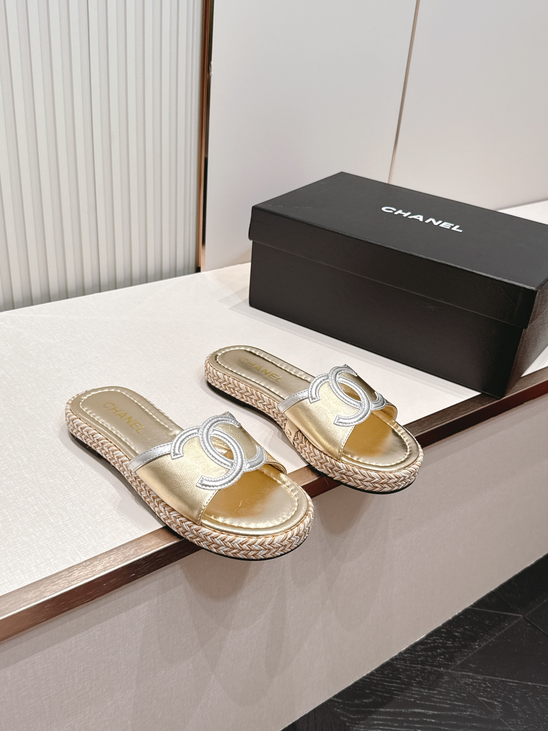 NO:868067,CHANEL Chanel 26s new woven hemp rope-soled sandals are simple and irresistible. The combination shows a unique dressing style. Free mix and match to shine in place and follow the fashionable steps of Grandma Jin!  !  !  The texture is perfectly presented, no matter what details, you can compare it with the counter. The best quality products can be entered and exited from the counter at will!  !  Fabric: Cowhide Lining: Sheepskin Feet: Sheepskin Outsole: Hemp rope woven rubber combination Code number: 35-39 (40. Customization is not returnable) Packaging: Original full set of packaging, slippers, chanel, chanel, slippers, cowhide, sheepskin19860909CHANEL香奈儿26s新款编织麻绳底凉拖鞋 简约又难以抗拒系 搭配展现与众不同的穿搭风格、自由混搭闪耀到位跟紧香奶奶时尚步伐！！！质感完美呈现,无论任何细节均可对比专柜,最好级别的顶级货,随意进出专柜！！ 面料: 牛皮 内里: 羊皮 垫脚: 羊皮 大底: 麻绳编织橡胶组合 码数: 35-39（40.定制不退换） 包装: 原版全套包装,拖鞋,chanel,chanel,slippers,cowhide,sheepskin,Women's Shoes