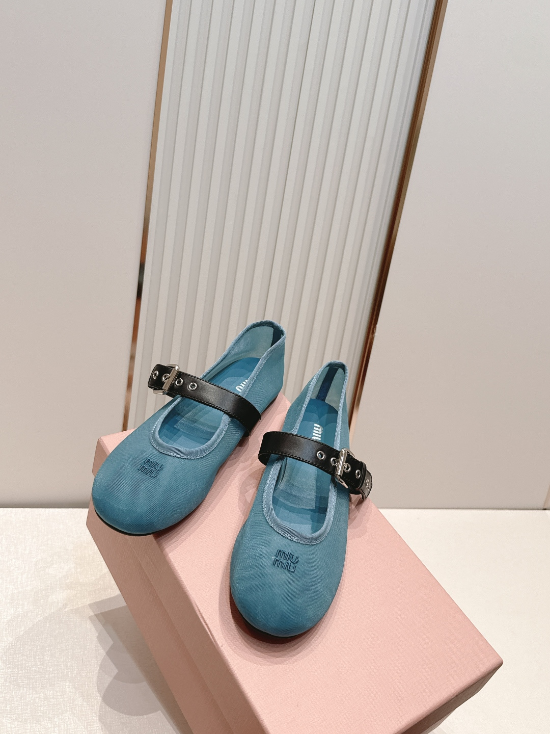 MiuMiu 缪缪F法式仙女风玛丽珍平底鞋单鞋网纱芭蕾舞鞋芭蕾平底鞋亮相2026春夏时装秀,焕新演绎Mi MiuMiu 缪缪F法式仙女风玛丽珍平底鞋单鞋网纱芭蕾舞鞋芭蕾平底鞋亮相2026春夏时装秀,焕新演绎Mi