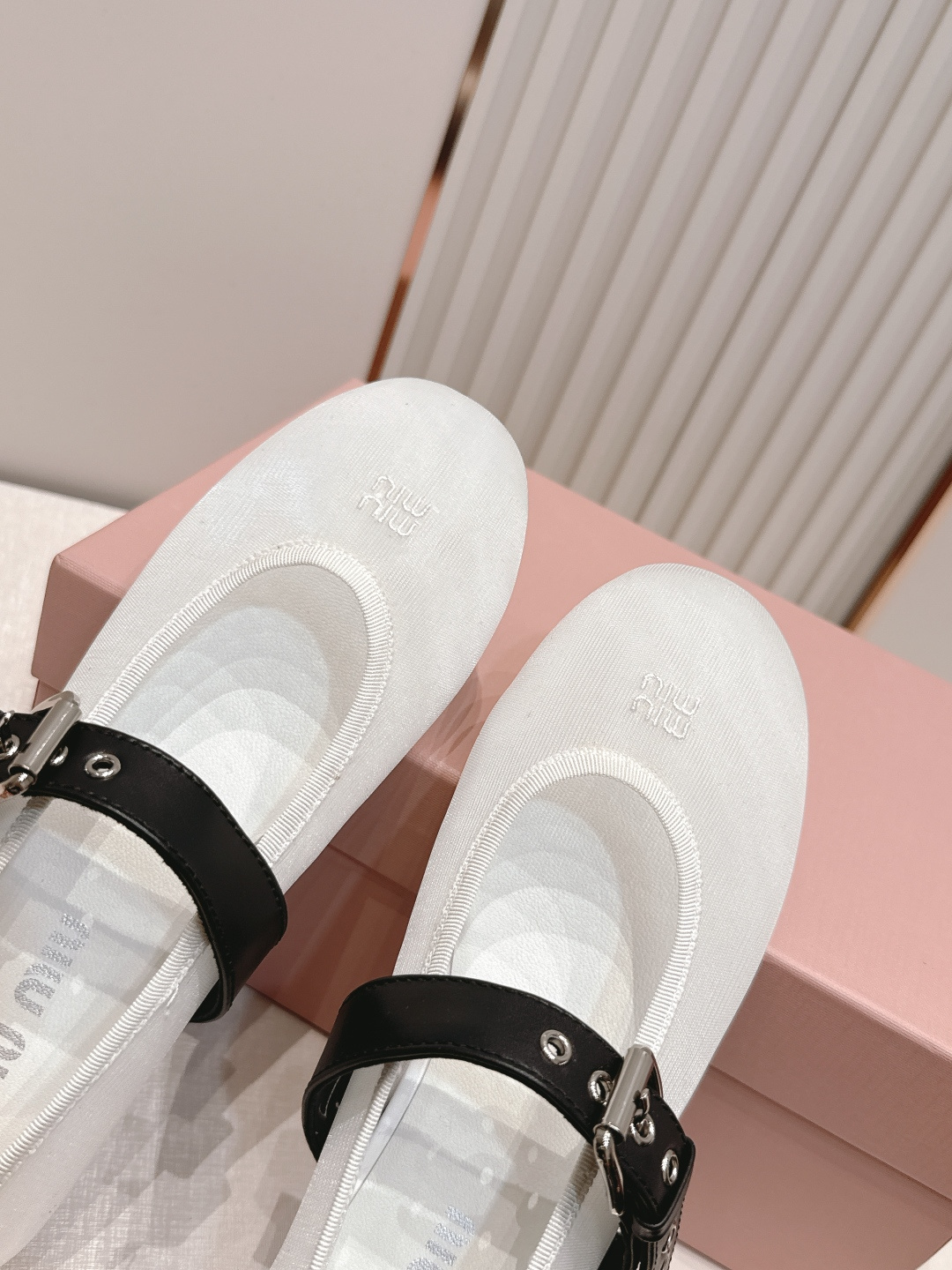 MiuMiu 缪缪F法式仙女风玛丽珍平底鞋单鞋网纱芭蕾舞鞋芭蕾平底鞋亮相2026春夏时装秀,焕新演绎Mi MiuMiu 缪缪F法式仙女风玛丽珍平底鞋单鞋网纱芭蕾舞鞋芭蕾平底鞋亮相2026春夏时装秀,焕新演绎Mi