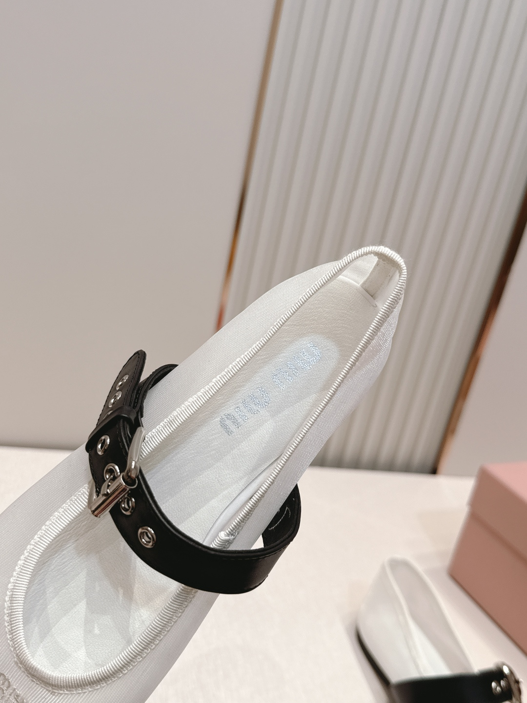 MiuMiu 缪缪F法式仙女风玛丽珍平底鞋单鞋网纱芭蕾舞鞋芭蕾平底鞋亮相2026春夏时装秀,焕新演绎Mi MiuMiu 缪缪F法式仙女风玛丽珍平底鞋单鞋网纱芭蕾舞鞋芭蕾平底鞋亮相2026春夏时装秀,焕新演绎Mi