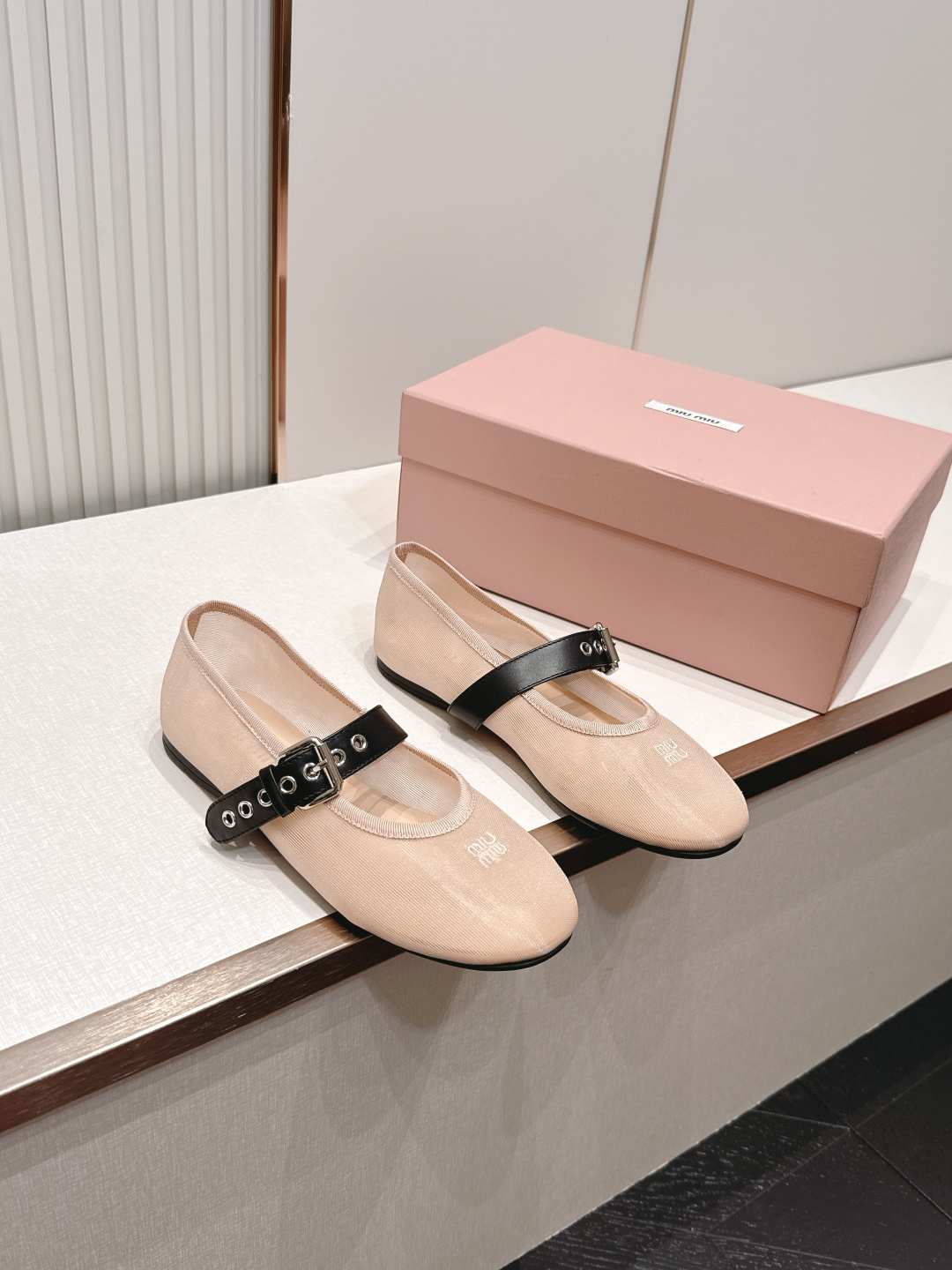 MiuMiu 缪缪F法式仙女风玛丽珍平底鞋单鞋网纱芭蕾舞鞋芭蕾平底鞋亮相2026春夏时装秀，焕新演绎Mi