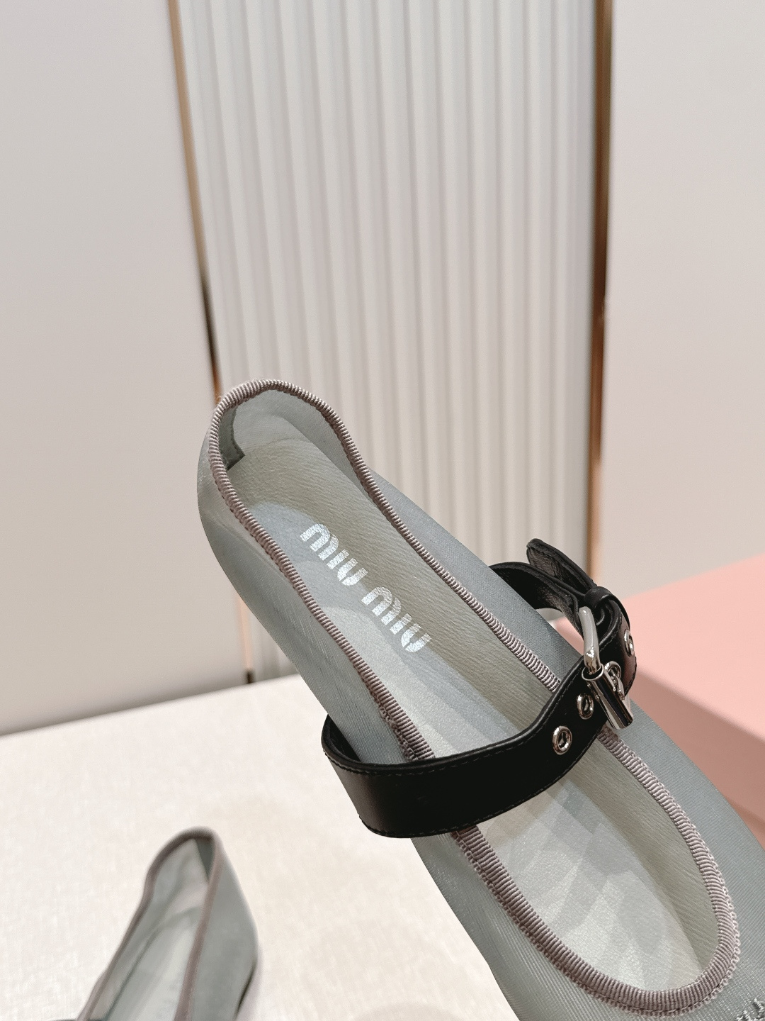 MiuMiu 缪缪F法式仙女风玛丽珍平底鞋单鞋网纱芭蕾舞鞋芭蕾平底鞋亮相2026春夏时装秀,焕新演绎Mi MiuMiu 缪缪F法式仙女风玛丽珍平底鞋单鞋网纱芭蕾舞鞋芭蕾平底鞋亮相2026春夏时装秀,焕新演绎Mi