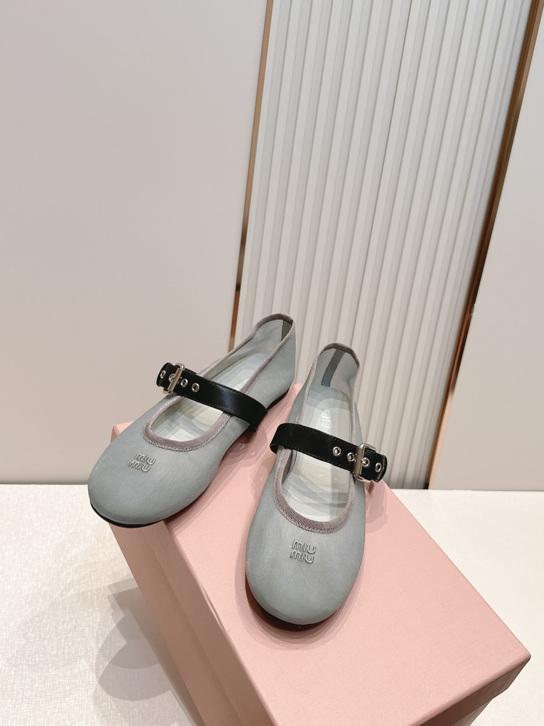 MiuMiu 缪缪F法式仙女风玛丽珍平底鞋单鞋网纱芭蕾舞鞋芭蕾平底鞋亮相2026春夏时装秀,焕新演绎Mi MiuMiu 缪缪F法式仙女风玛丽珍平底鞋单鞋网纱芭蕾舞鞋芭蕾平底鞋亮相2026春夏时装秀,焕新演绎Mi