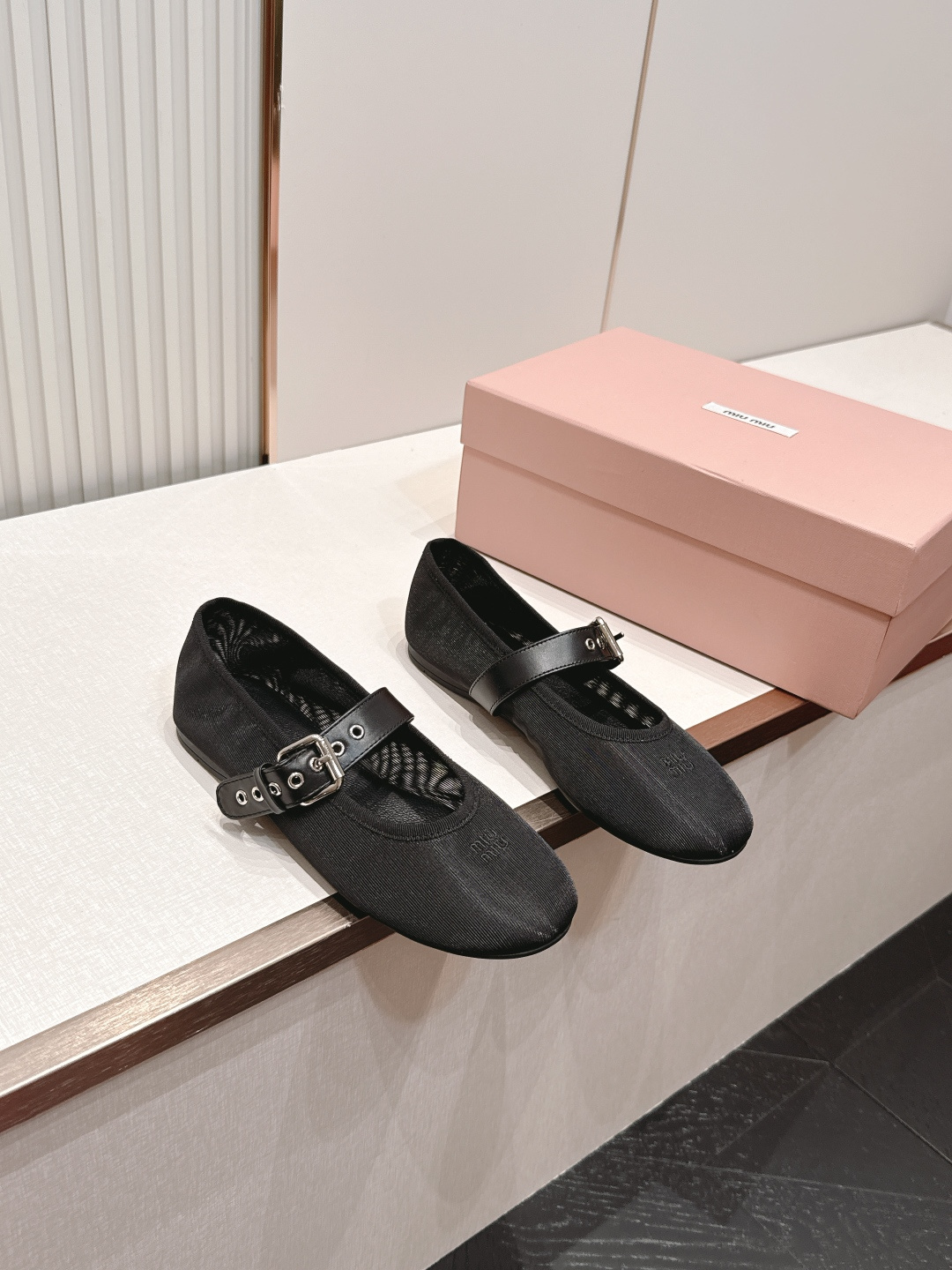 NO:868050,MiuMiu MiuMiu F French fairy style Mary Jane flat shoes mesh ballet shoes Ballet flats debuted in the 2026 spring and summer fashion show, reinterpreting the iconic style of the MiuMiu series. The uniquely designed small belt buckle reveals a feminine style. Breathable mesh is very comfortable  This pair of ballet shoes is simply poisonous. It’s true that the more you look at it, the more you like it. From gorgeous skirts to smart and simple trousers, these ballet shoes can be mastered in everything, making themselves the highlight of the look. The fabric is breathable mesh, the lining is sheepskin, the original rubber outsole, the size is 35-39 (customized in 40, non-returnable), ballet shoes, miumiu, mary jane, flats, skirts, sheepskin19860909MiuMiu 缪缪F法式仙女风玛丽珍平底鞋单鞋网纱芭蕾舞鞋 芭蕾平底鞋亮相2026春夏时装秀,焕新演绎MiuMiu系列标志性的风格. 别致的设计小皮带扣,展露柔美风情.透气网面 十分舒适 这双芭蕾舞鞋简直有毒,越看越中意真不是瞎说的.从华丽的裙装,到干练简洁的裤装.这双芭蕾舞鞋无一不能驾驭,妥妥的让自己成为造型的亮点. 面料透气网面 内里垫脚羊皮 大底原版橡胶大底 码数35-39（40定做不退换）,芭蕾舞鞋,miumiu,mary jane,flats,skirts,sheepskin,Women's Shoes