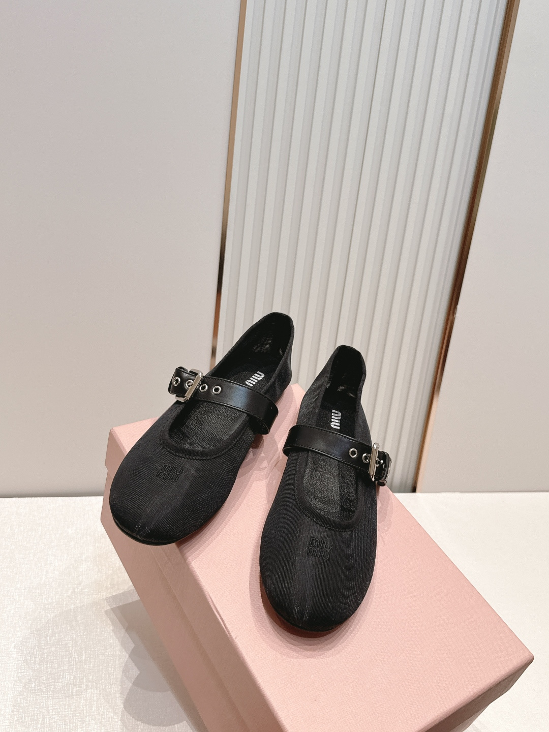 MiuMiu 缪缪F法式仙女风玛丽珍平底鞋单鞋网纱芭蕾舞鞋芭蕾平底鞋亮相2026春夏时装秀,焕新演绎Mi MiuMiu 缪缪F法式仙女风玛丽珍平底鞋单鞋网纱芭蕾舞鞋芭蕾平底鞋亮相2026春夏时装秀,焕新演绎Mi
