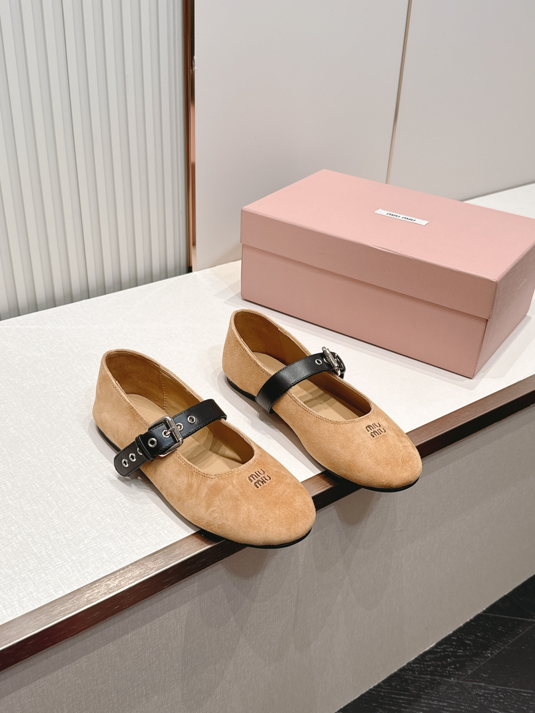 NO:868058,MiuMiu MiuMiu F French fairy style Mary Jane flats and ballet flats Ballet flats debuted in the 2026 spring and summer fashion show, reinterpreting the iconic style of the MiuMiu series. The uniquely designed small belt buckle reveals a feminine style. Cow suede is very comfortable  This pair of ballet shoes is simply poisonous. It’s true that the more you look at it, the more you like it. From gorgeous skirts to smart and simple trousers, these ballet shoes can be mastered in everything, making themselves the highlight of the look. The material is cowhide suede, the lining is sheepskin, the original rubber outsole, the size is 35-39 (customized in 40, non-refundable), ballet shoes, miumiu, mary jane, flats, skirts, cowhide, sheepskin19860909MiuMiu 缪缪F法式仙女风玛丽珍平底鞋单鞋芭蕾舞鞋 芭蕾平底鞋亮相2026春夏时装秀,焕新演绎MiuMiu系列标志性的风格. 别致的设计小皮带扣,展露柔美风情.牛反绒面 十分舒适 这双芭蕾舞鞋简直有毒,越看越中意真不是瞎说的.从华丽的裙装,到干练简洁的裤装.这双芭蕾舞鞋无一不能驾驭,妥妥的让自己成为造型的亮点. 面料牛皮反绒 内里垫脚羊皮 大底原版橡胶大底 码数35-39（40定做不退换）,芭蕾舞鞋,miumiu,mary jane,flats,skirts,cowhide,sheepskin,Women's Shoes