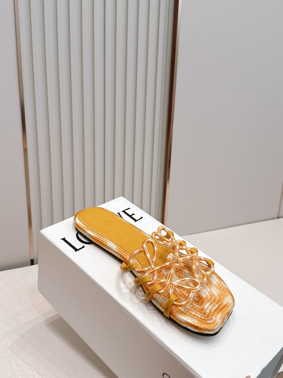 LOEWE 罗意威 26ss春夏新品拖鞋简约设计感觉更干净优雅 让你念念不忘 颜色也很耐看 上脚瞬间气质