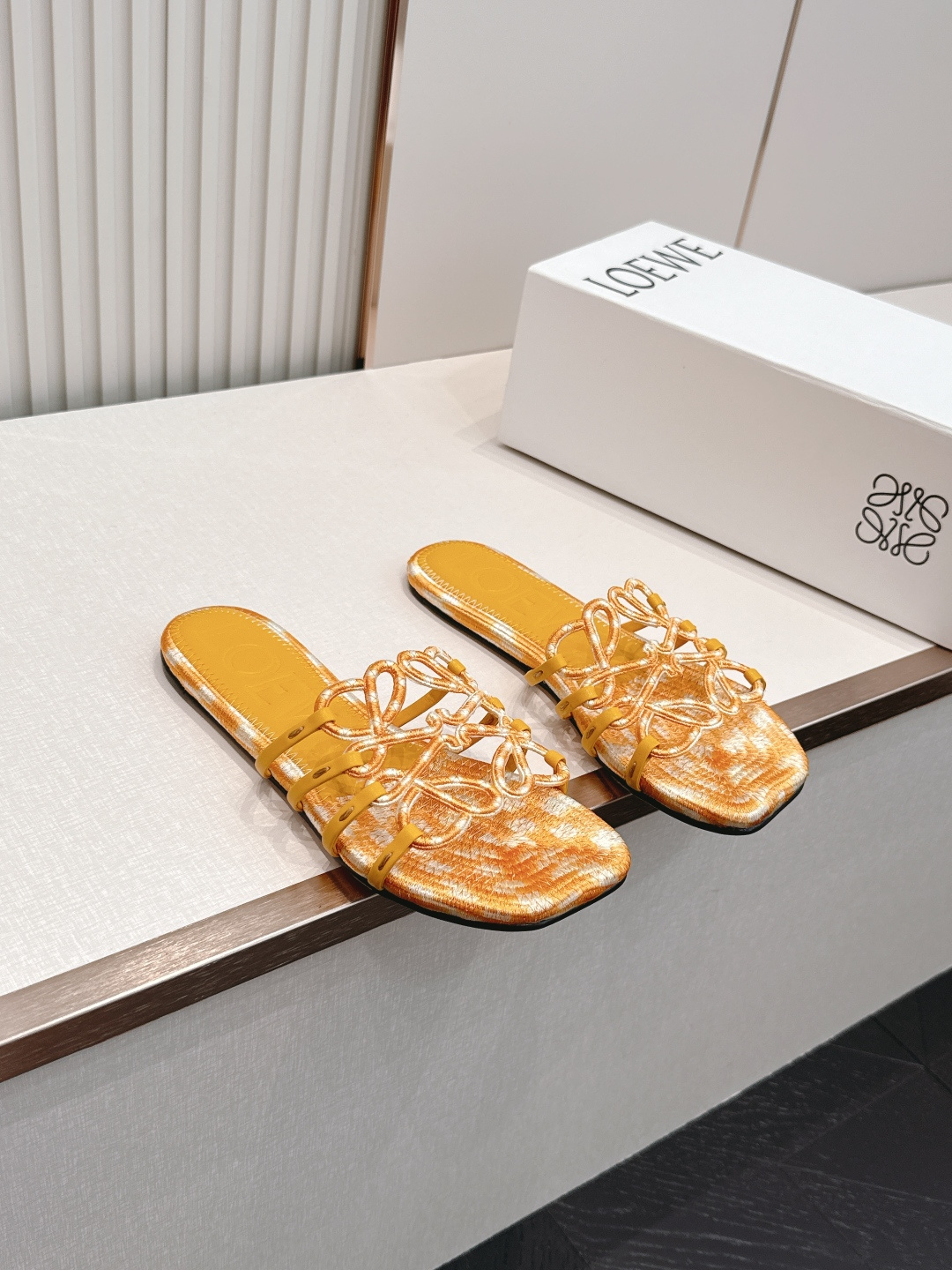 LOEWE 罗意威 26ss春夏新品拖鞋简约设计感觉更干净优雅 让你念念不忘 颜色也很耐看 上脚瞬间气质