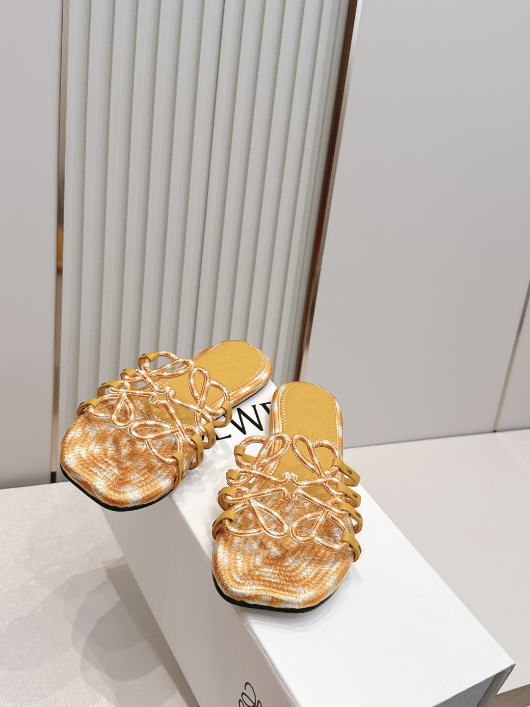 LOEWE 罗意威 26ss春夏新品拖鞋简约设计感觉更干净优雅 让你念念不忘 颜色也很耐看 上脚瞬间气质