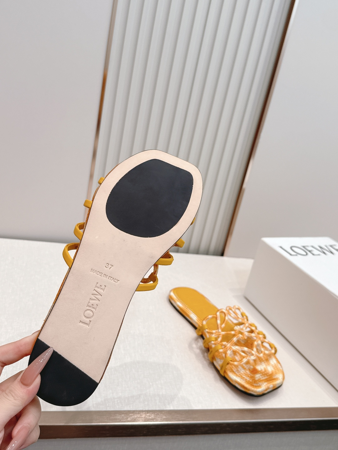 LOEWE 罗意威 26ss春夏新品拖鞋简约设计感觉更干净优雅 让你念念不忘 颜色也很耐看 上脚瞬间气质