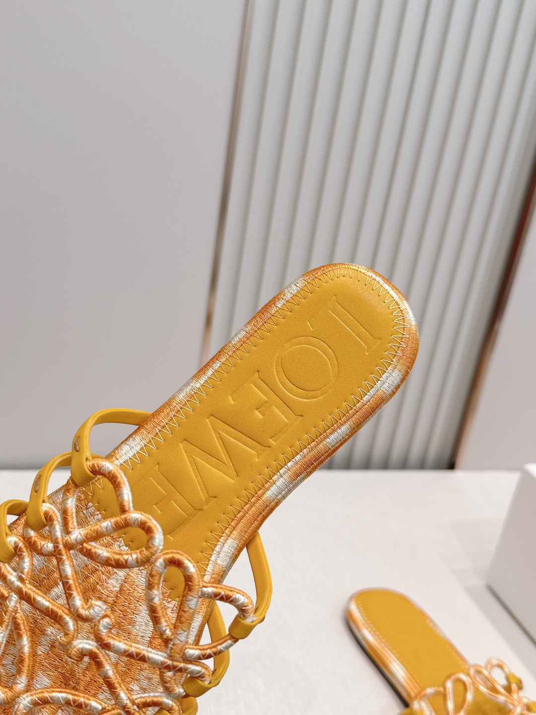 LOEWE 罗意威 26ss春夏新品拖鞋简约设计感觉更干净优雅 让你念念不忘 颜色也很耐看 上脚瞬间气质