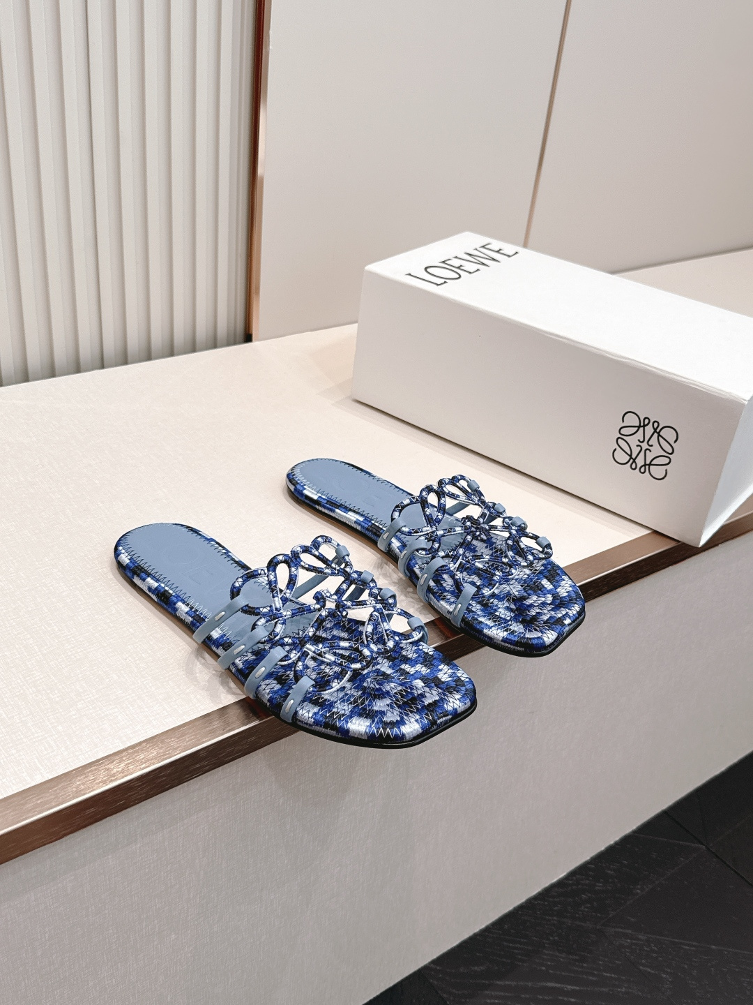 LOEWE 罗意威 26ss春夏新品拖鞋简约设计感觉更干净优雅 让你念念不忘 颜色也很耐看 上脚瞬间气质