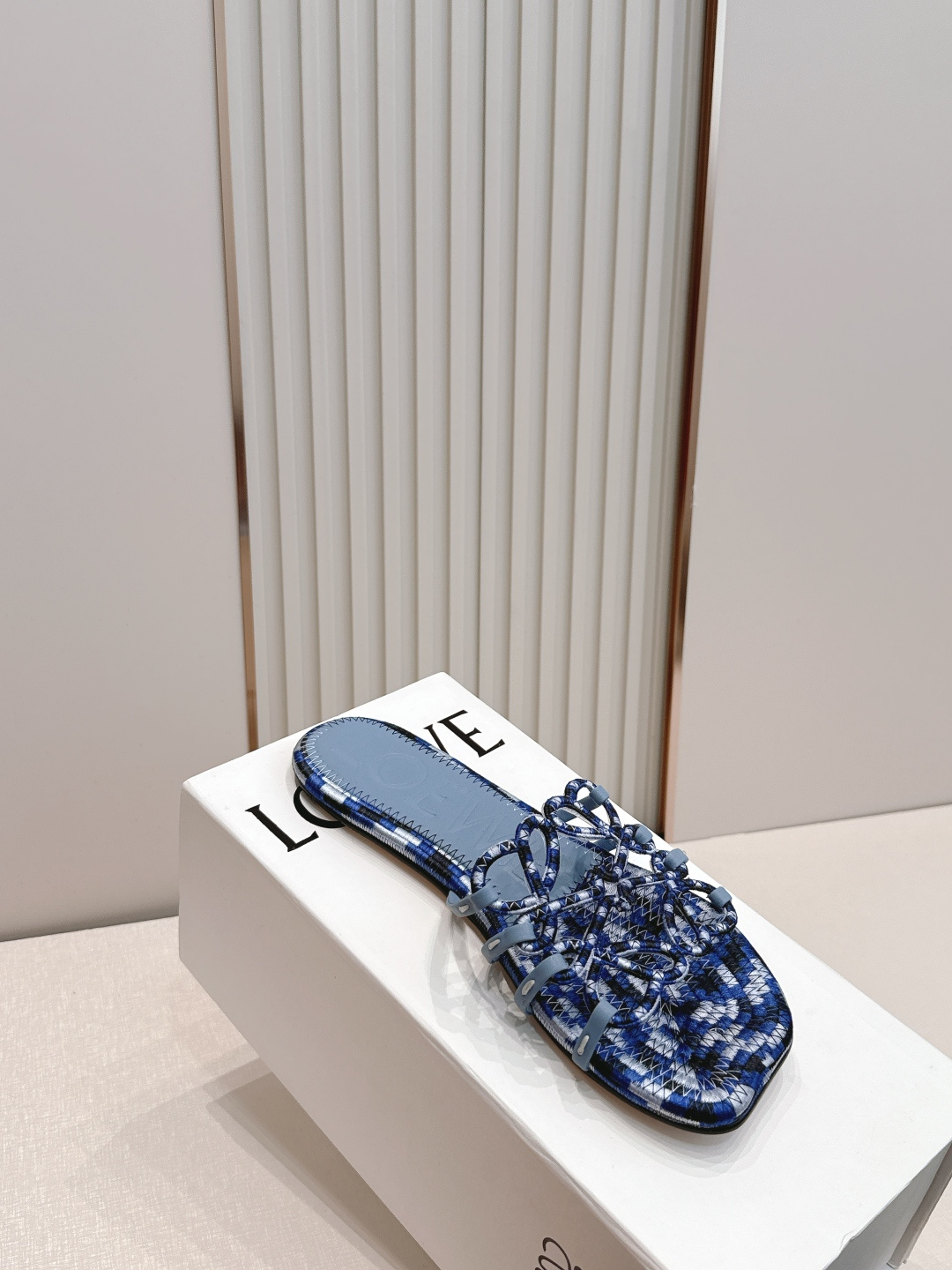 LOEWE 罗意威 26ss春夏新品拖鞋简约设计感觉更干净优雅 让你念念不忘 颜色也很耐看 上脚瞬间气质