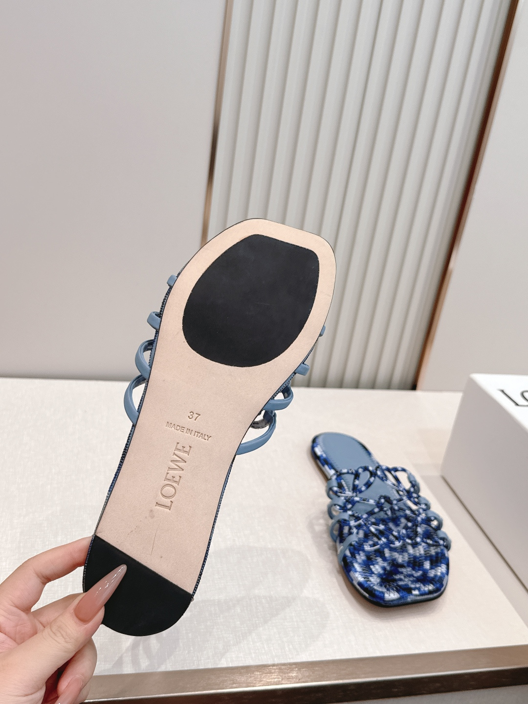LOEWE 罗意威 26ss春夏新品拖鞋简约设计感觉更干净优雅 让你念念不忘 颜色也很耐看 上脚瞬间气质