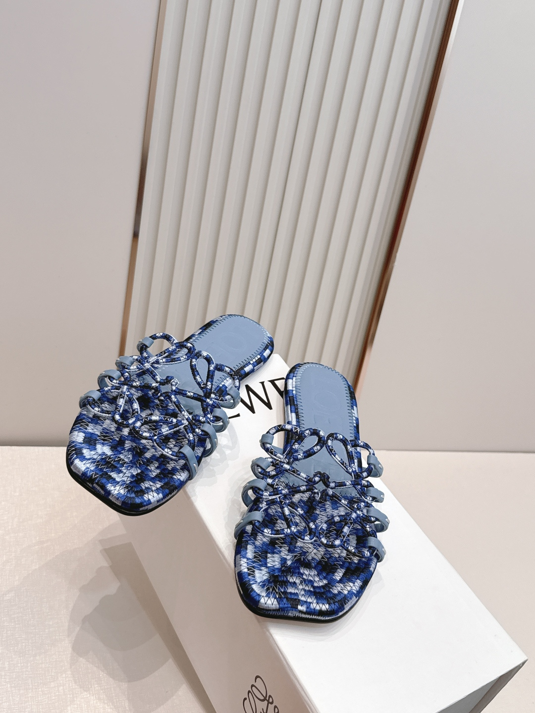 LOEWE 罗意威 26ss春夏新品拖鞋简约设计感觉更干净优雅 让你念念不忘 颜色也很耐看 上脚瞬间气质