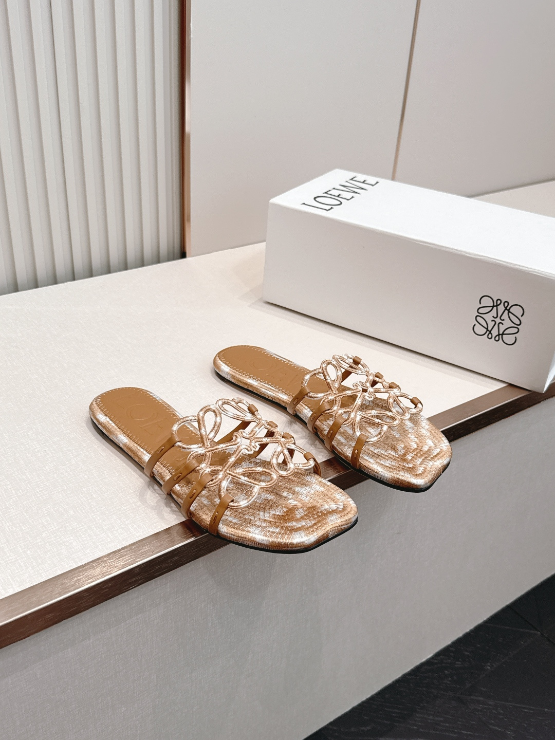LOEWE 罗意威 26ss春夏新品拖鞋简约设计感觉更干净优雅 让你念念不忘 颜色也很耐看 上脚瞬间气质