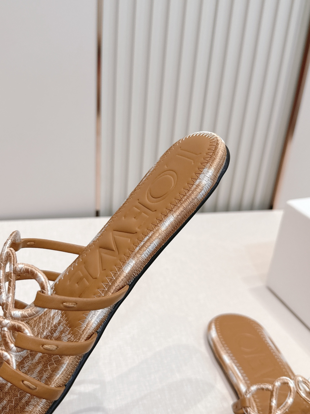 LOEWE 罗意威 26ss春夏新品拖鞋简约设计感觉更干净优雅 让你念念不忘 颜色也很耐看 上脚瞬间气质
