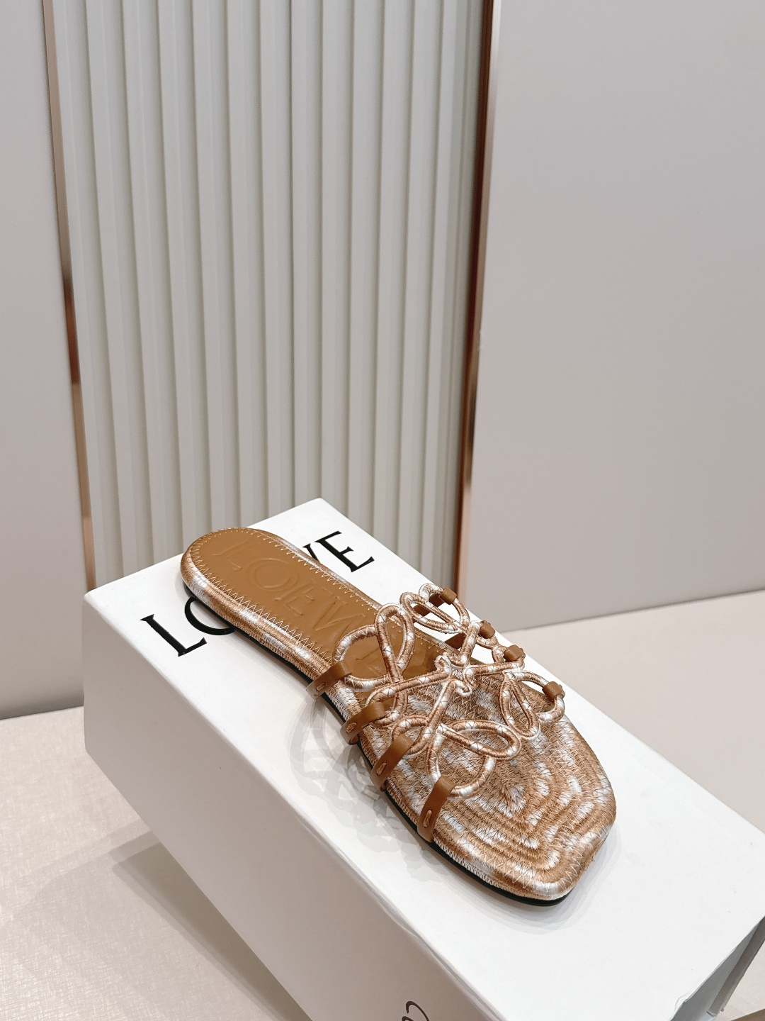 LOEWE 罗意威 26ss春夏新品拖鞋简约设计感觉更干净优雅 让你念念不忘 颜色也很耐看 上脚瞬间气质