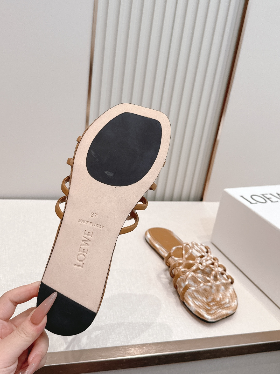LOEWE 罗意威 26ss春夏新品拖鞋简约设计感觉更干净优雅 让你念念不忘 颜色也很耐看 上脚瞬间气质