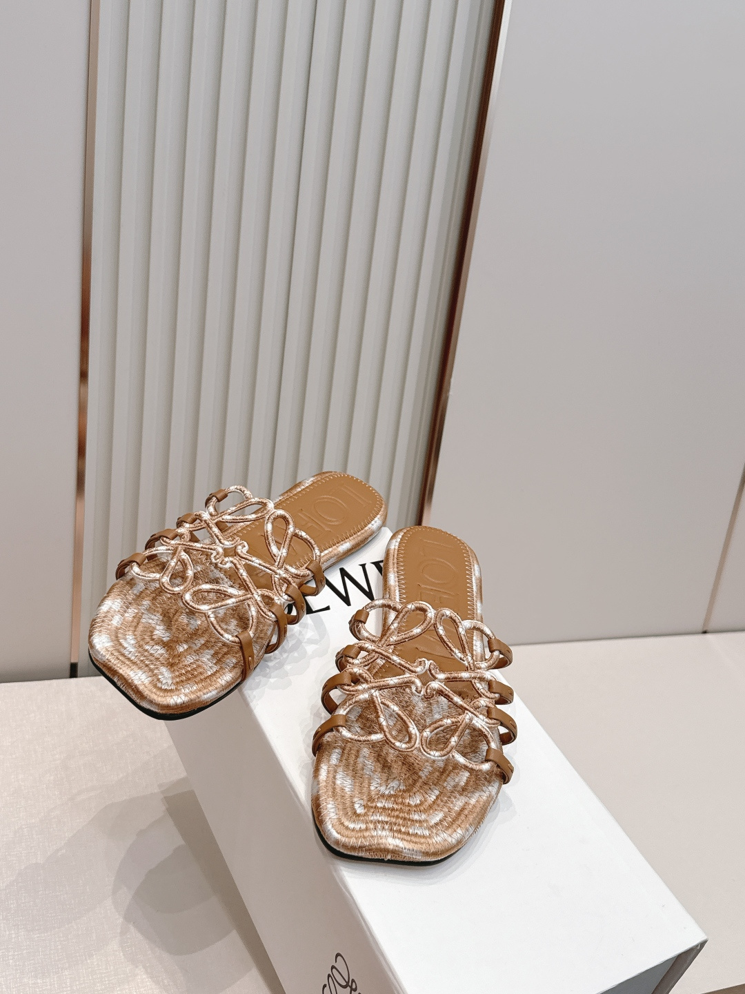 LOEWE 罗意威 26ss春夏新品拖鞋简约设计感觉更干净优雅 让你念念不忘 颜色也很耐看 上脚瞬间气质