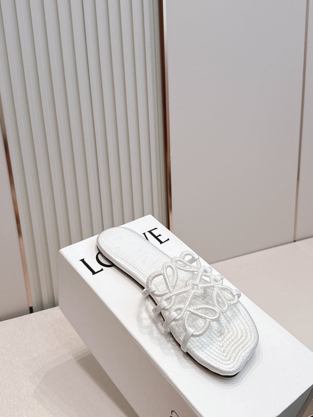 LOEWE 罗意威 26ss春夏新品拖鞋简约设计感觉更干净优雅 让你念念不忘 颜色也很耐看 上脚瞬间气质