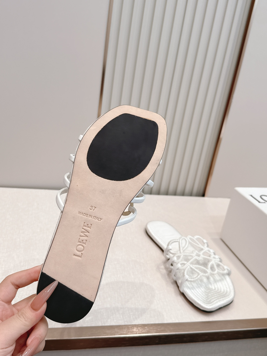 LOEWE 罗意威 26ss春夏新品拖鞋简约设计感觉更干净优雅 让你念念不忘 颜色也很耐看 上脚瞬间气质