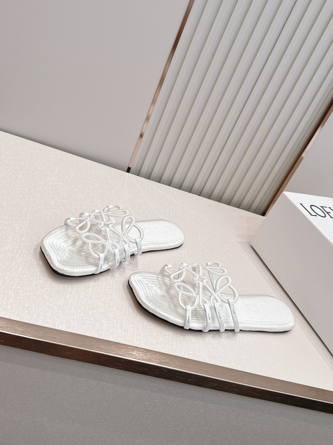 LOEWE 罗意威 26ss春夏新品拖鞋简约设计感觉更干净优雅 让你念念不忘 颜色也很耐看 上脚瞬间气质