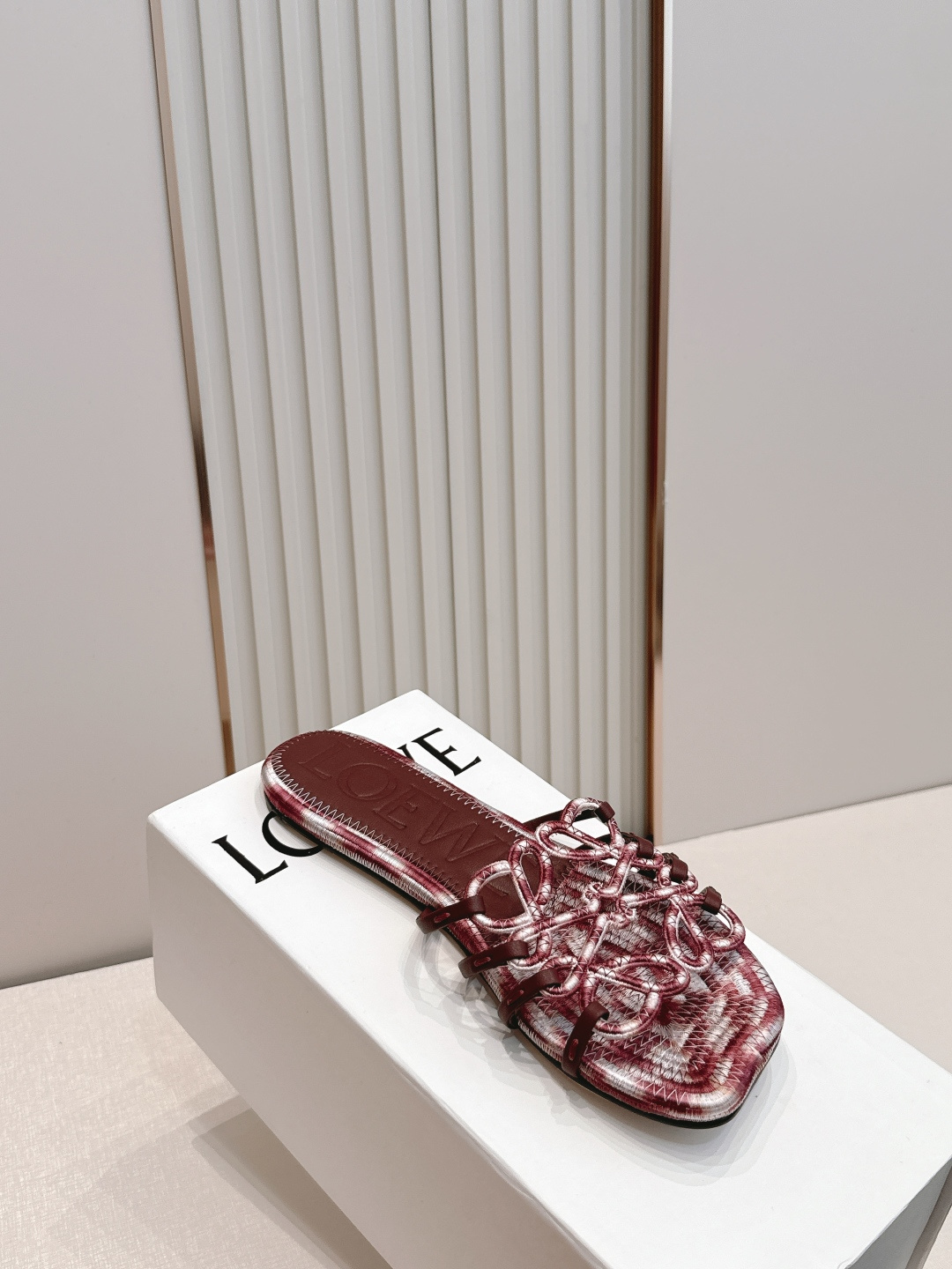 LOEWE 罗意威 26ss春夏新品拖鞋简约设计感觉更干净优雅 让你念念不忘 颜色也很耐看 上脚瞬间气质