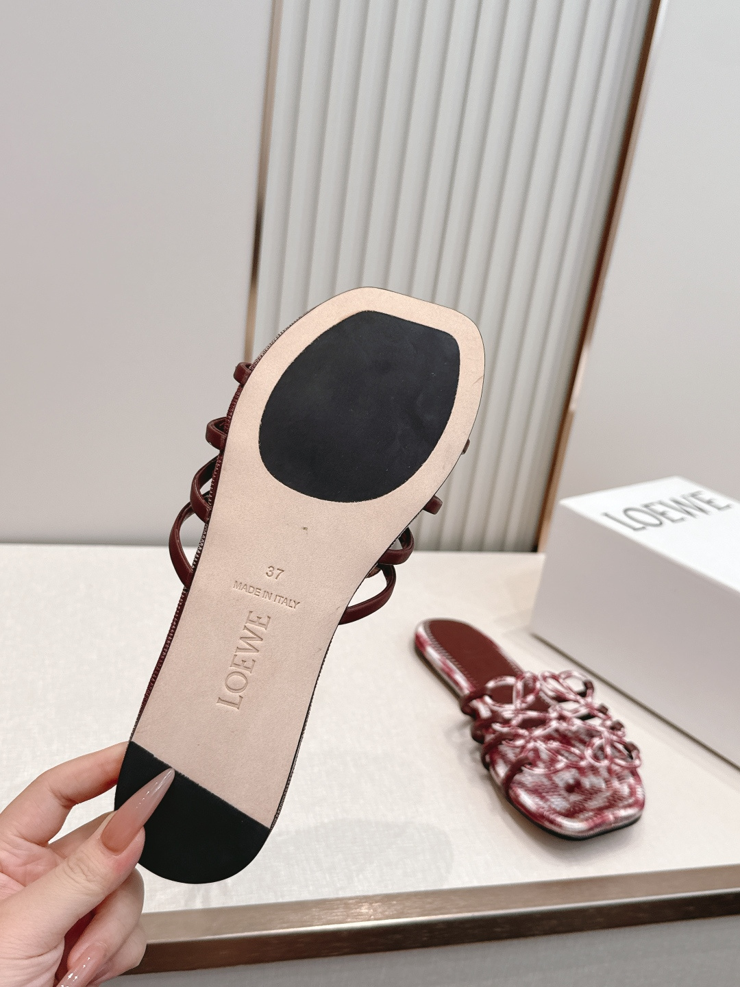 LOEWE 罗意威 26ss春夏新品拖鞋简约设计感觉更干净优雅 让你念念不忘 颜色也很耐看 上脚瞬间气质
