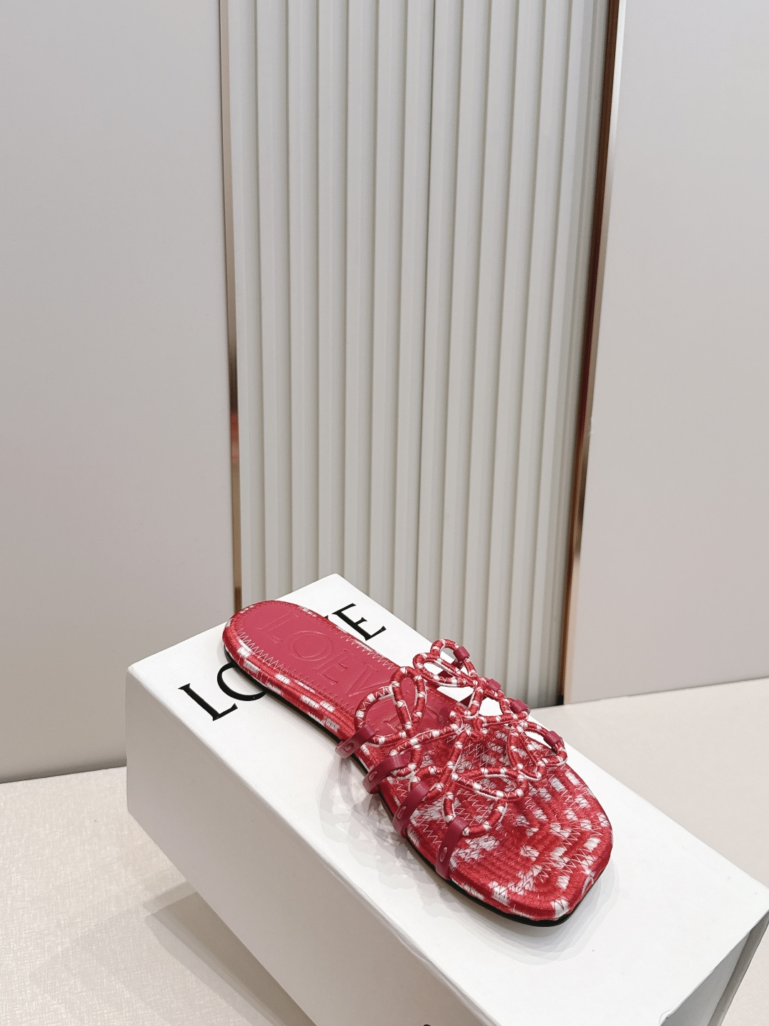 LOEWE 罗意威 26ss春夏新品拖鞋简约设计感觉更干净优雅 让你念念不忘 颜色也很耐看 上脚瞬间气质