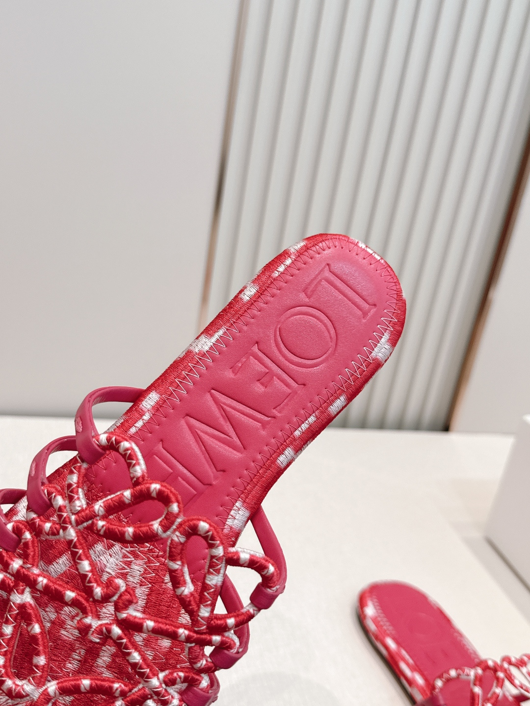 LOEWE 罗意威 26ss春夏新品拖鞋简约设计感觉更干净优雅 让你念念不忘 颜色也很耐看 上脚瞬间气质