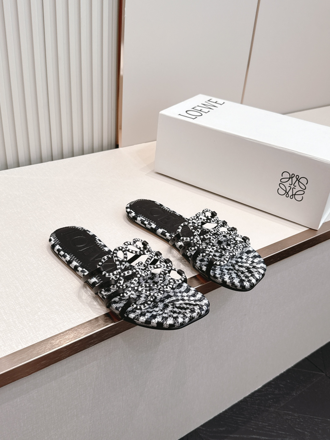 NO:868104,LOEWE 26ss spring and summer new slippers. The simple design feels cleaner and more elegant, making you remember them. The color is also very attractive. It is full of temperament instantly when you put it on your feet. It is simply handsome and stylish. The upper is made of original customized materials. The inner cowhide feet are imported from Italy. The injection molded leather outsole is code number 35-42 (40 41 42 customized), slippers, loewe, loewe, slippers, cowhide, Leather.  soles19860909LOEWE 罗意威 26ss春夏新品拖鞋 简约设计感觉更干净优雅 让你念念不忘 颜色也很耐看 上脚瞬间气质十足气场 简直帅气有型 鞋面采用原版定制材料 内里牛皮垫脚 意大利进口注塑真皮大底 码数35-42（40 41 42定做）,拖鞋,loewe,loewe,slippers,cowhide,Leather soles,Women's Shoes