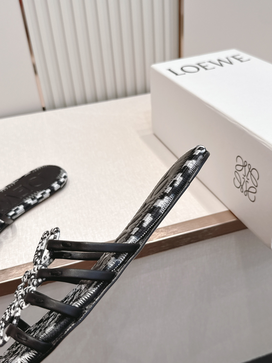LOEWE 罗意威 26ss春夏新品拖鞋简约设计感觉更干净优雅 让你念念不忘 颜色也很耐看 上脚瞬间气质