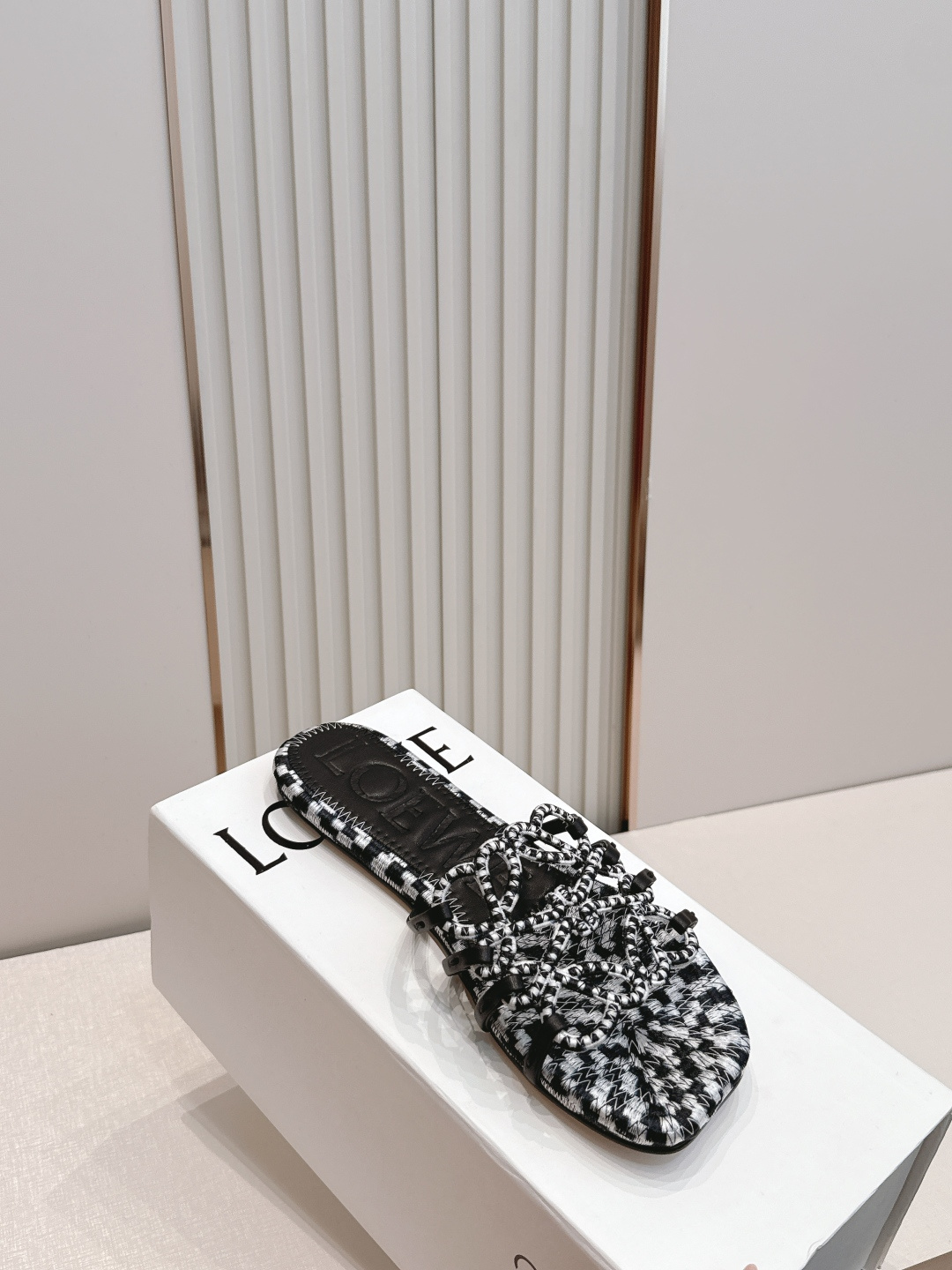 LOEWE 罗意威 26ss春夏新品拖鞋简约设计感觉更干净优雅 让你念念不忘 颜色也很耐看 上脚瞬间气质