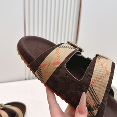 巴宝莉Burberry 经典拖鞋 选用柔软反绒面革面料打造,于意大利工坊精制而成。融入格纹图案压花,搭配 巴宝莉Burberry 经典拖鞋 选用柔软反绒面革面料打造,于意大利工坊精制而成。融入格纹图案压花,搭配