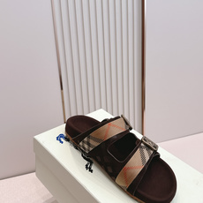 巴宝莉Burberry 经典拖鞋 选用柔软反绒面革面料打造,于意大利工坊精制而成。融入格纹图案压花,搭配 巴宝莉Burberry 经典拖鞋 选用柔软反绒面革面料打造,于意大利工坊精制而成。融入格纹图案压花,搭配