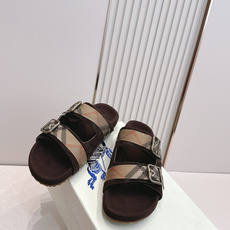 巴宝莉Burberry 经典拖鞋 选用柔软反绒面革面料打造,于意大利工坊精制而成。融入格纹图案压花,搭配 巴宝莉Burberry 经典拖鞋 选用柔软反绒面革面料打造,于意大利工坊精制而成。融入格纹图案压花,搭配