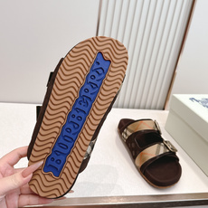 巴宝莉Burberry 经典拖鞋 选用柔软反绒面革面料打造,于意大利工坊精制而成。融入格纹图案压花,搭配 巴宝莉Burberry 经典拖鞋 选用柔软反绒面革面料打造,于意大利工坊精制而成。融入格纹图案压花,搭配