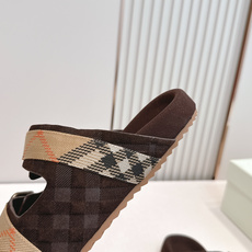 巴宝莉Burberry 经典拖鞋 选用柔软反绒面革面料打造,于意大利工坊精制而成。融入格纹图案压花,搭配 巴宝莉Burberry 经典拖鞋 选用柔软反绒面革面料打造,于意大利工坊精制而成。融入格纹图案压花,搭配