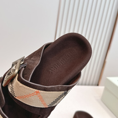 巴宝莉Burberry 经典拖鞋 选用柔软反绒面革面料打造,于意大利工坊精制而成。融入格纹图案压花,搭配 巴宝莉Burberry 经典拖鞋 选用柔软反绒面革面料打造,于意大利工坊精制而成。融入格纹图案压花,搭配